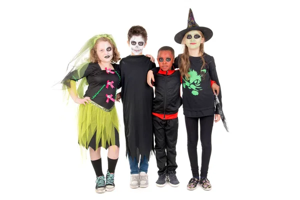Kisgyerekek pózolnak Halloweenkor — Stock Fotó