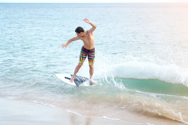 Jongen op het strand — Stockfoto