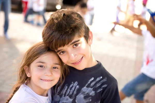 Kinder spielen draußen — Stockfoto