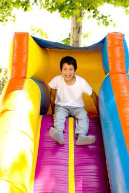 Çocuklar dışarıda oynarken