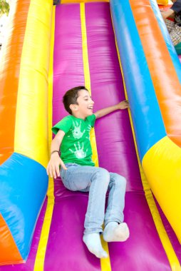 Çocuklar dışarıda oynarken