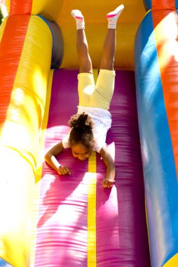 Çocuklar dışarıda oynarken