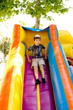 Çocuklar dışarıda oynarken