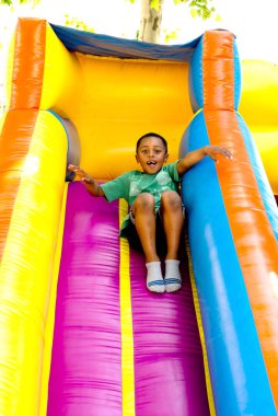 Çocuklar dışarıda oynarken