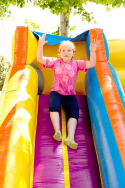 Çocuklar dışarıda oynarken