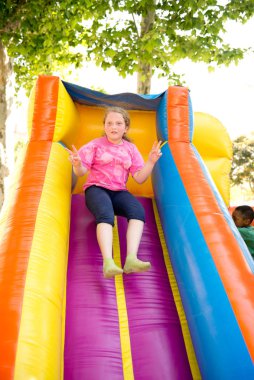 Çocuklar dışarıda oynarken