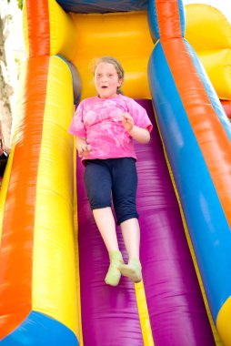 Çocuklar dışarıda oynarken