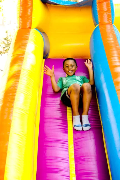 Kinder spielen draußen — Stockfoto