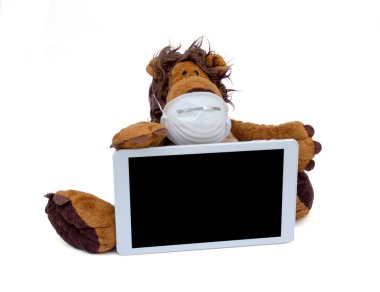 Koruyucu maske takan aslan oyuncağı, ve siyah ekranlı dijital tablet, beyaz arka plan