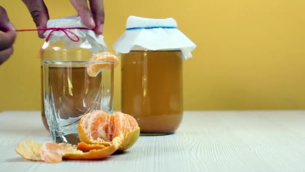 Руки Человека Положить Знак Словом Kombucha Стеклянную Банку Kombucha — стоковое видео