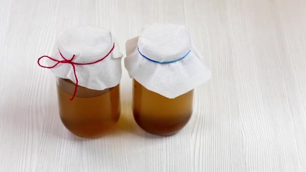 Menschenhände Setzen Zeichen Mit Dem Wort Kombucha Glasgefäß Mit Kombucha — Stockvideo