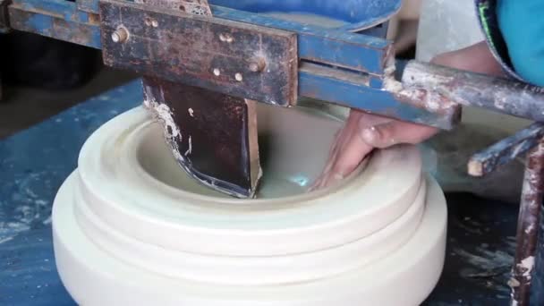 一个陶工的手 创造一个碗使用模具 陶瓷抛光工艺与2只手在最后一步 在进入烤箱之前 — 图库视频影像