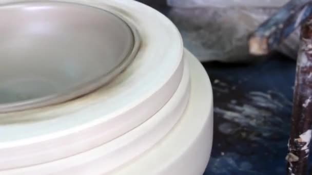 Mãos Oleiro Criando Uma Tigela Usando Dado Processo Polimento Cerâmica — Vídeo de Stock