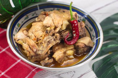  Beyaz ahşap arka planda acı biberli baharatlı tavuk eti.