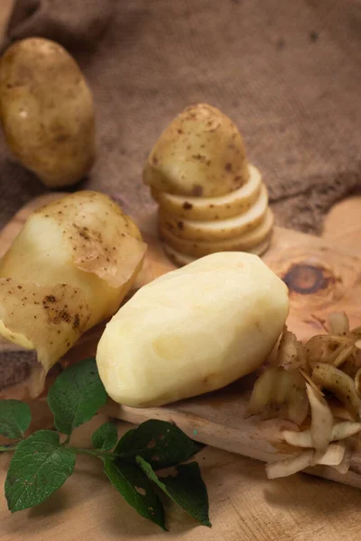 Raw Potato Twirling Skin Peel Fresh Potato Cutting Board — Stock Photo, Image