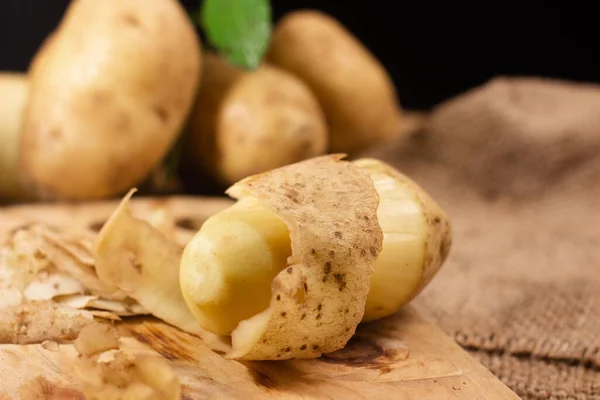 Batata Crua Com Casca Pele Girando Batata Fresca Tábua Corte Fotografia De Stock