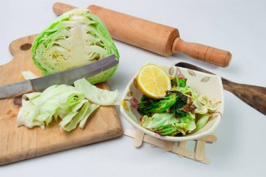 Tabakta balık soslu kızarmış lahana.