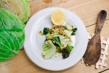 Tabakta balık soslu kızarmış lahana.