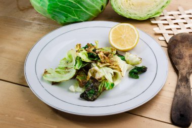 Tabakta balık soslu kızarmış lahana.