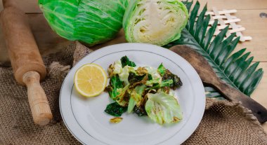 Tabakta balık soslu kızarmış lahana.