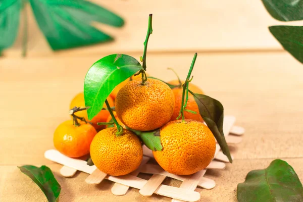 Taze mandalina portakalı, ahşap kaplama, beyaz arkaplan. Seçici odaklanma.