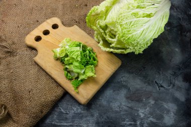 Masada servis edilen taze Napa lahana salatası. Metin için boşluk