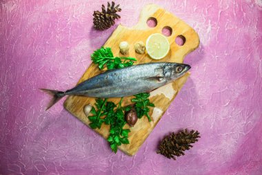 Baharatlı çiğ uskumru, otlar ve yemek pişirme siğili..