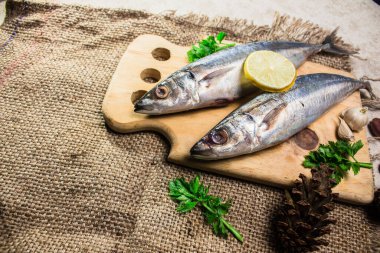 Baharatlı çiğ uskumru, otlar ve yemek pişirme siğili..