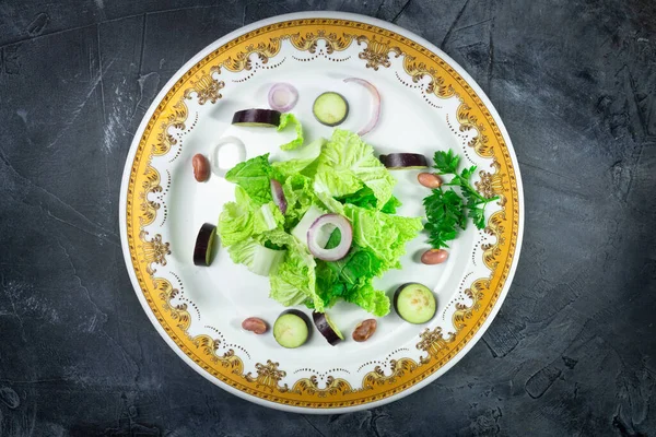 Masada servis edilen taze Napa lahana salatası. Metin için boşluk