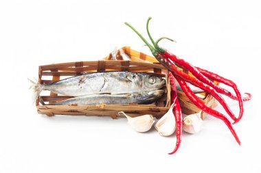 Sepet bambudaki tuzlu balık (Pindang fish). Beyaz arka planda izole edilmiş.