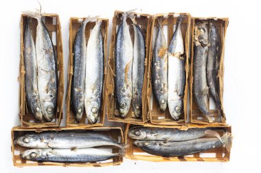 Sepet bambudaki tuzlu balık (Pindang fish). Beyaz arka planda izole edilmiş.