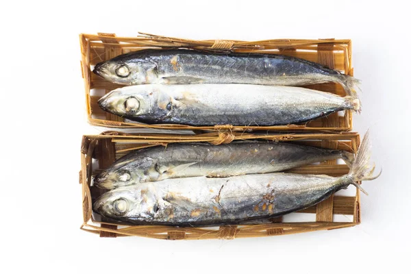 Sepet bambudaki tuzlu balık (Pindang fish). Beyaz arka planda izole edilmiş.