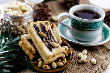 Tost ekmeği, fıstık, kahve ya da çay ile Avrupa kahvaltısı.