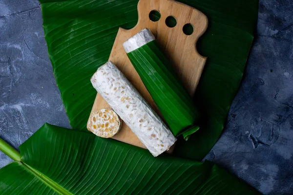 Tempe Soyalı Kek mayalanmış soya fasulyesinden yapılan geleneksel Endonezya yiyeceğidir.