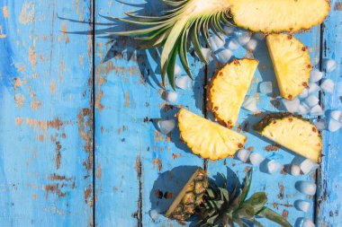 Mavi ahşap zemin üzerinde taze ananaslar, kopyalama alanı