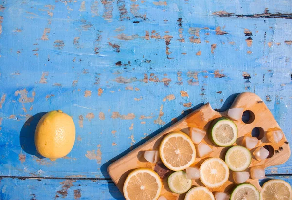 Ahşap arka planda limon dilimleri. Üst Manzara. Metin için boş alan.