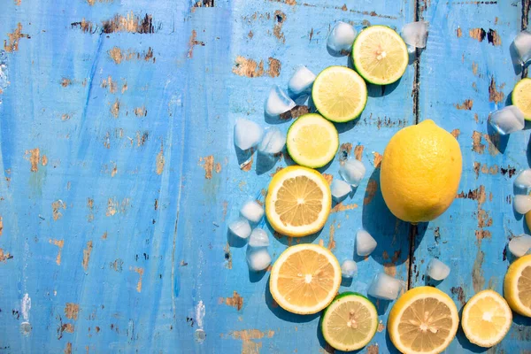 Ahşap arka planda limon dilimleri. Üst Manzara. Metin için boş alan.