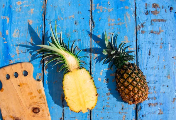 Verse Ananas Een Blauwe Houten Achtergrond Kopieerruimte — Stockfoto