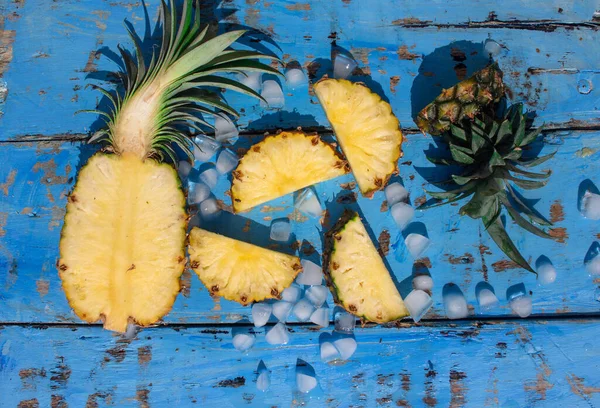 Verse Ananas Een Blauwe Houten Achtergrond Kopieerruimte — Stockfoto