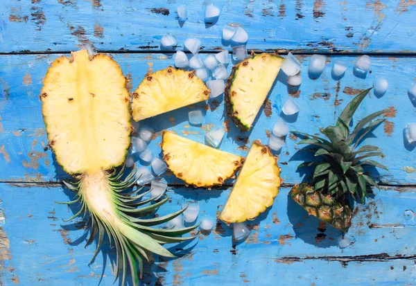 Verse Ananas Een Blauwe Houten Achtergrond Kopieerruimte — Stockfoto