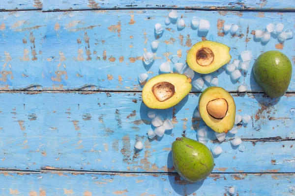 Avocado Μπλε Ξύλινο Φόντο Αντίγραφο Χώρου — Φωτογραφία Αρχείου