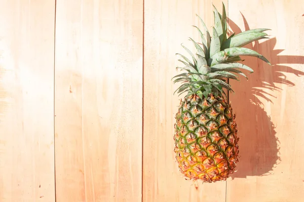 Verse Ananas Een Houten Ondergrond — Stockfoto