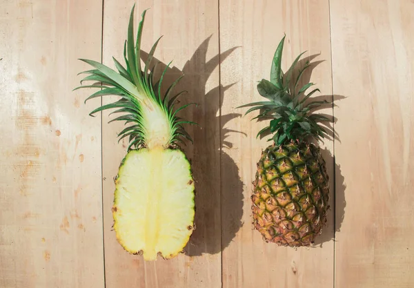 Verse Ananas Een Houten Ondergrond — Stockfoto