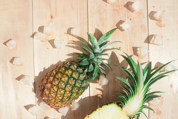 Verse Ananas Een Houten Ondergrond — Stockfoto