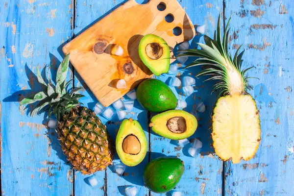 Composição Verão Com Frutas Tropicais Abacate Abacaxi Placa Corte Cubo — Fotografia de Stock