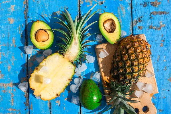 Composição Verão Com Frutas Tropicais Abacate Abacaxi Placa Corte Cubo — Fotografia de Stock