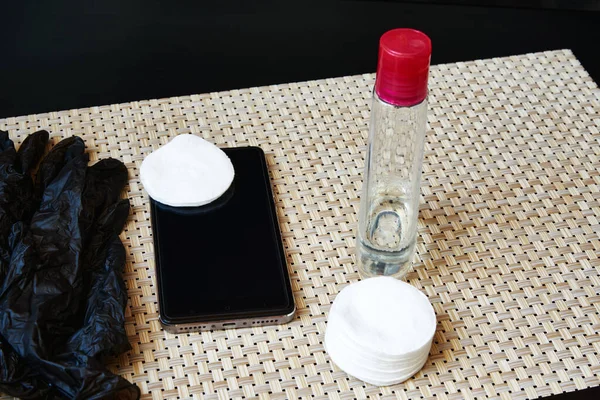 Akıllı telefonunu silmek için peçete ve dezenfektan.