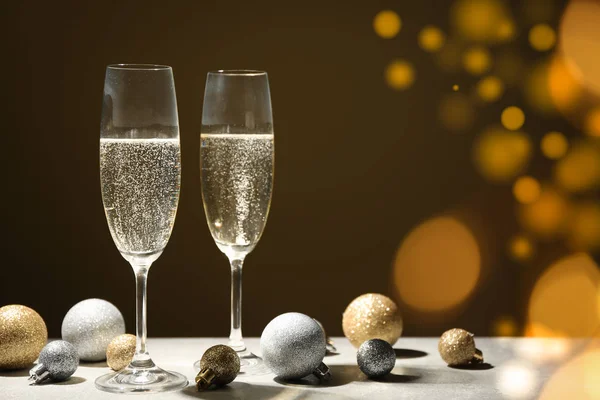 Grannlåt och champagneglas på dekorerad bakgrund. Bokeh eff — Stockfoto