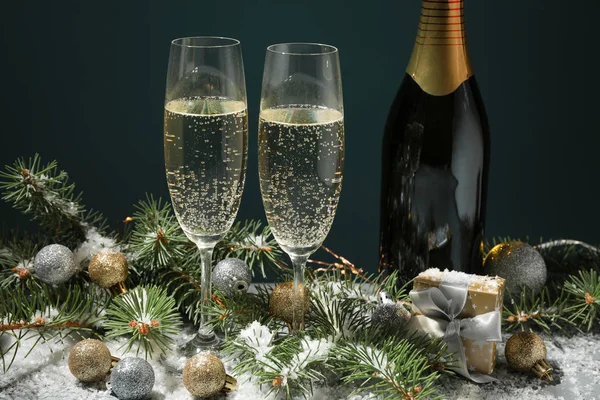 Kieliszki szampana i butelka na dekorowanym tle, zbliżenie — Zdjęcie stockowe