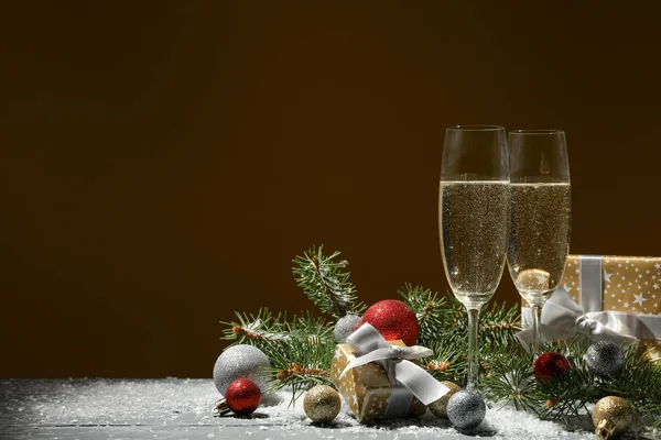 Champagne glasses and baubles against golden background, space f — Stock Photo, Image